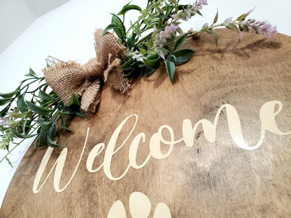 Boho-Style Welcome Sign With Paw Print.